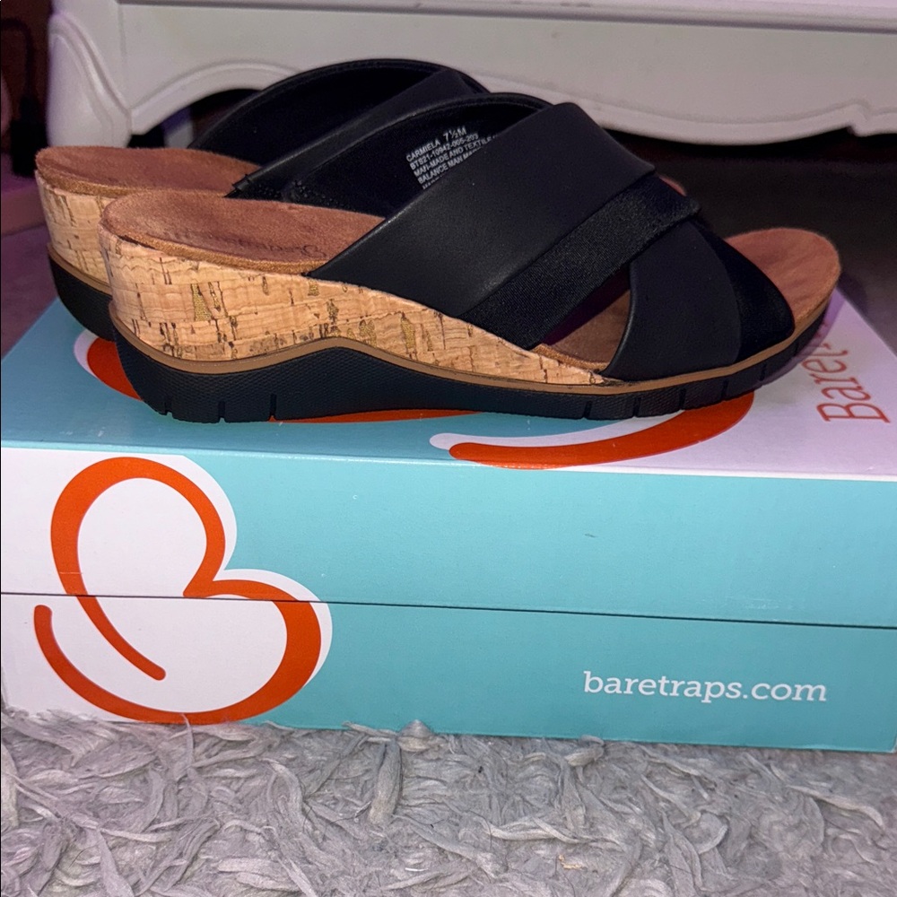 new with box baretraps wedged sandal